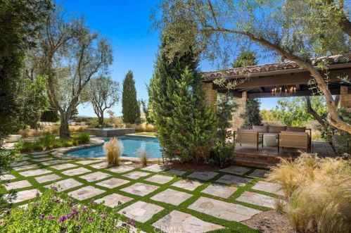 47 Echo Gln, Irvine CA  92603-0421 exterior