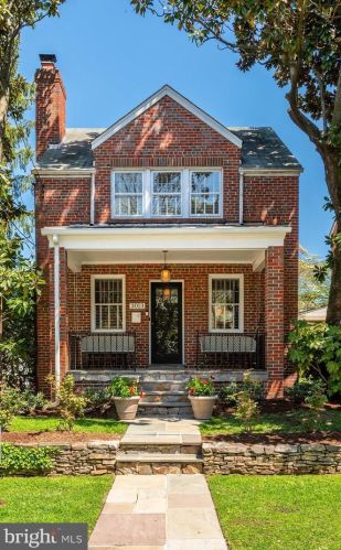 3013 Stephenson Pl, Washington, DC 20015-1527