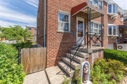 2915 Milton Pl, Bronx, NY 10465-3335