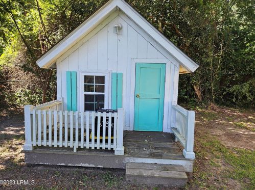 7015 Magnolia St, Beaufort SC  29906-6857 exterior