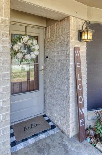 111 Alexander Ln, Euless, TX 76040-4645