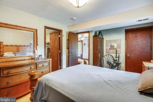 2402 Youngs Dr, Haymarket VA  20169-1532 exterior