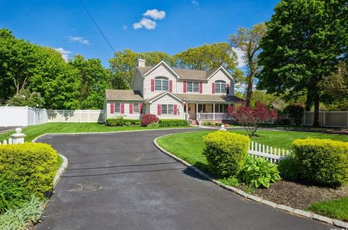 147 Washington Ave, Holtsville, NY 11742-1051