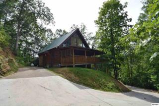 3823 Dollys Dr, Pigeon Forge TN  37876-8762 exterior