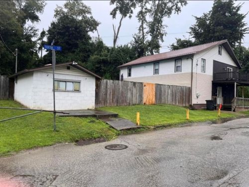 257 6th St, South Connellsville, PA 15425-2528