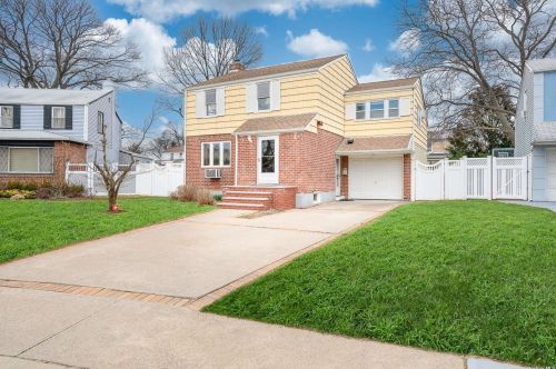 146 Nassau St, Floral Park, NY 11003-4335