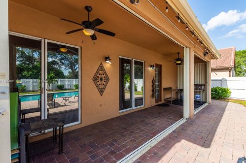 19270 29 Ct, Hollywood FL 33029-2474 exterior