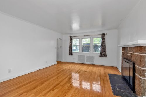 2 Oak Dr, New Hyde Park NY  11040-3315 exterior