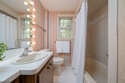 22 Rose Ter, Chatham Township NJ  07928-2070 exterior