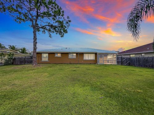 568 Chapman Ave, Fort Pierce, FL 34984-4751