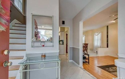 7 16th St, New Hyde Park, NY 11040-4914