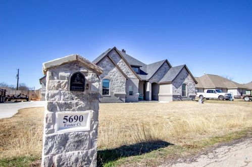 5690 Foster Ct, Fort Worth, TX 76126-6325