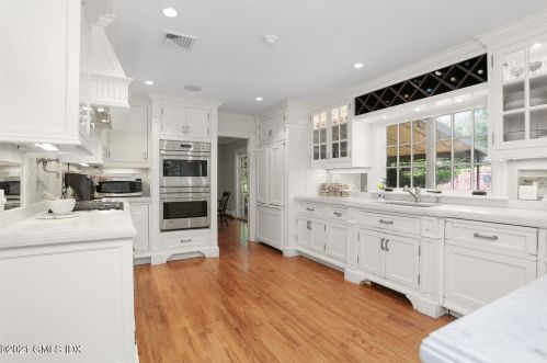 18 Coventry Ln, Riverside CT  06878-1803 exterior