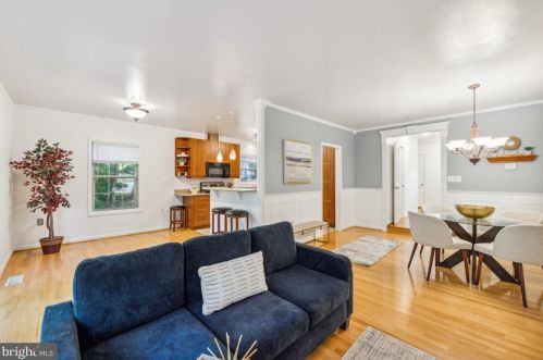 6702 Sunset Woods Ct, Springfield, VA 22015-4240
