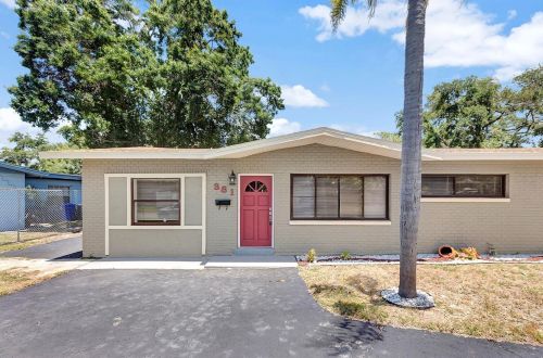 381 Kingfish Dr, Saint Petersburg, FL 33705-4004