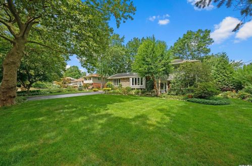 4 Treetop Ln, Elwood, NY 11731-4334