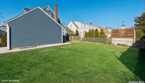 1805 Grant Ave, Seaford NY  11783-2318 exterior