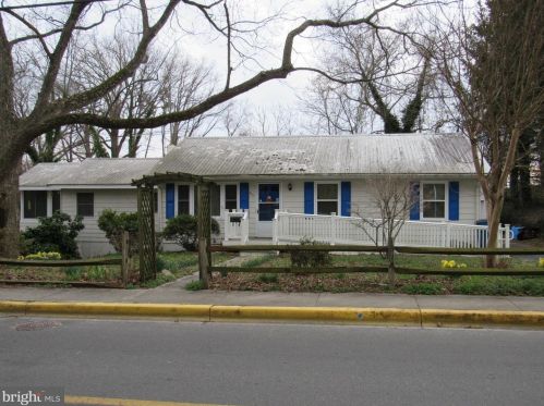 216 6th St, Laurel, DE 19956-1554