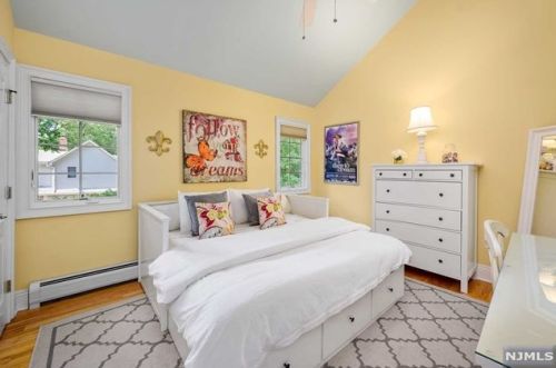 30 Oak Dr, Upper Saddle River NJ  07458-2132 exterior