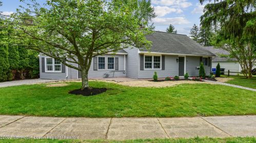 95 Roosevelt Cir, Tinton Falls NJ  07701-5824 exterior