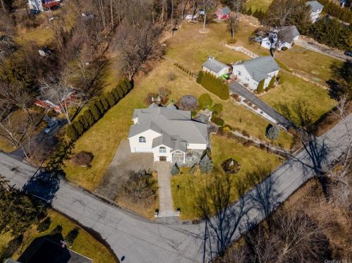 25 Northview Dr, Mahopac, NY 10541-4246