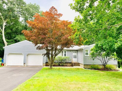 141 Woodland Dr, Uncasville, CT 06382-1510