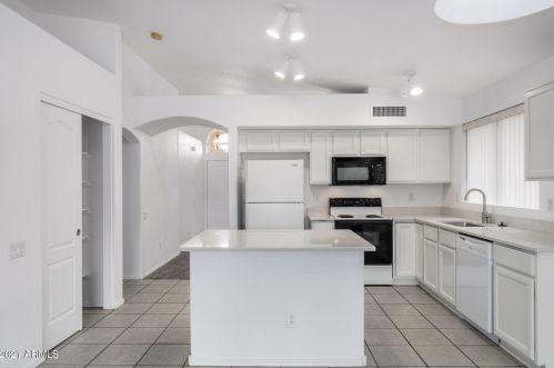 6258 Blackhawk Dr, Glendale AZ 85308-6671 exterior