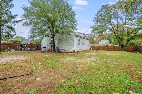 60 Locust St, Central Islip NY  11722-3126 exterior