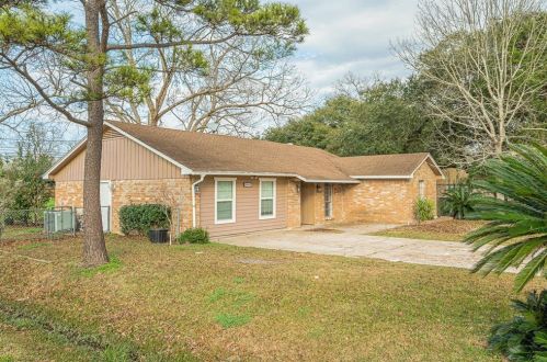 2507 Loch Lomond St, Highlands, TX 77562-2336