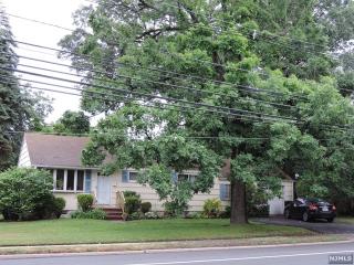 468 Farview Ave, Paramus, NJ 07652-4127