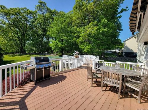 30 Clinton Dr, Washingtonville NY  10992-1300 exterior