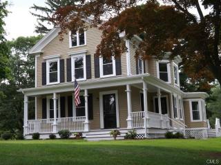 76 Daniels Farm Rd, Bridgeport, CT 06611-3906