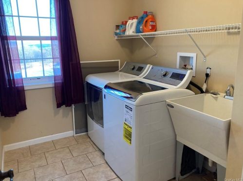 8 Summit Dr, Marlborough NY  12542-6408 exterior