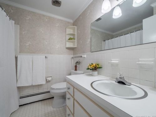 25 Arrowhead Rd, Wilton CT  06897-4402 exterior