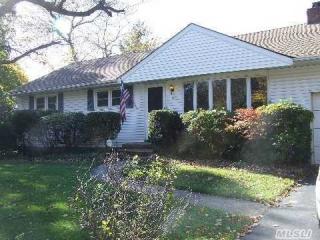 3 Shaftsbury Ln, Huntington Station, NY 11747-2768
