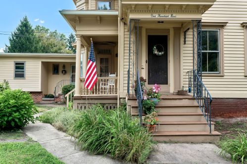 109 Hartford Ave, Hartford, CT 06109-1807