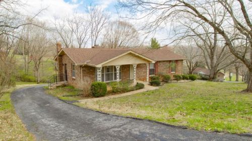 911 Beacon Dr, Clarksville, TN 37043-5211