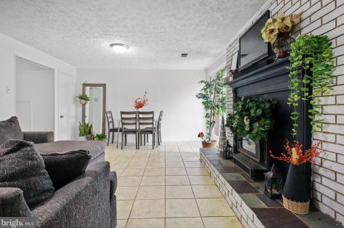 123 Davis Ave, Leesburg VA 20175-3405 exterior