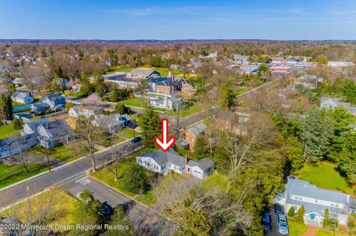 4 Laurel Dr, Little Silver NJ 07739-1416 exterior