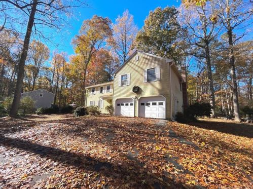 68 Pheasant Run Dr, Gales Ferry, CT 06335-2023