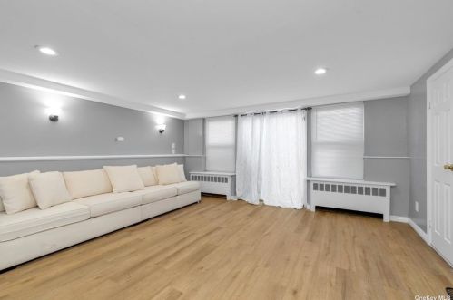 545 Queen St, Westbury NY  11590-1399 exterior