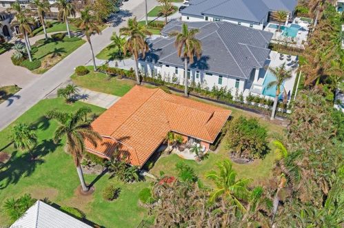2990 Leeward Ln, Naples, FL 34103-4038