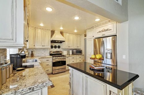 1163 La Tortuga Dr, Vista, CA 92081-6445