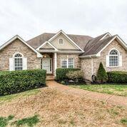 100 Lake Ridge Dr, Hendersonville, TN 37075-2096