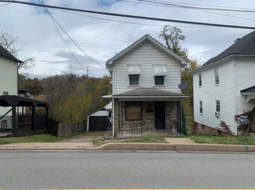 407 4th St, Jeannette, PA 15644-1744