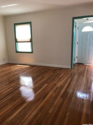1607 Lincoln Ave, New Hyde Park NY  11040-4315 exterior