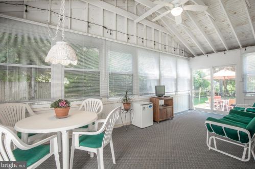 932 Queens Dr, Yardley PA  19067-4528 exterior