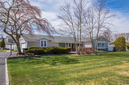 102 Penataquit Ave, Bayshore, NY 11706-8826
