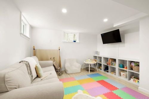 20 Hazelton Dr, White Plains NY  10605-3818 exterior