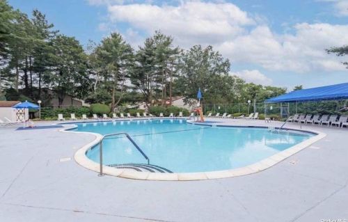 60 Richmond Blvd, Hauppauge NY  11779-3616 exterior